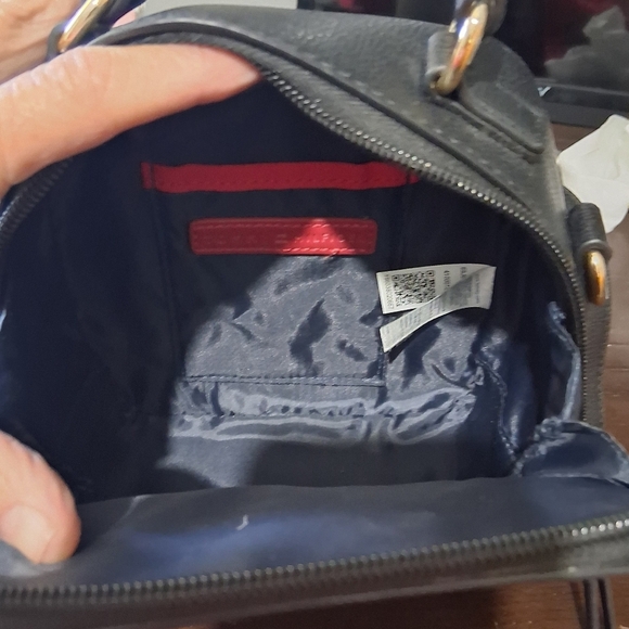 Tommy Hilfiger Camera/Crossbody Bag. - Picture 5 of 9